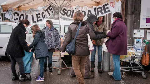 Collecte solidaire du groupe d'action France insoumise de Forcalquier le 4 décembre 2021 mobile