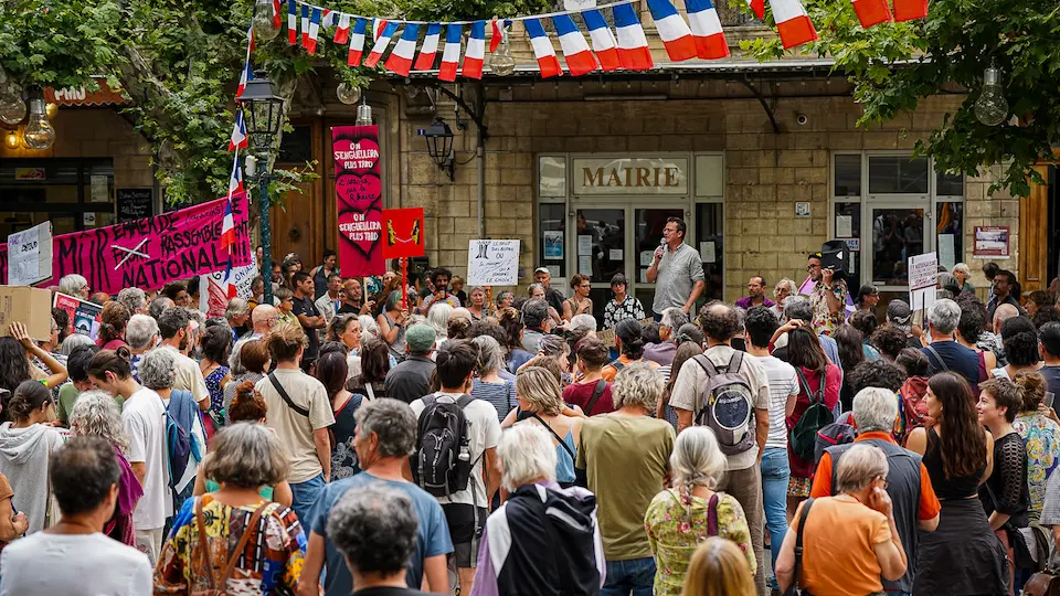 240619 Manifestation contre l'extrême-droite à Forcalquier avec une prise de parole de Léo Walter pour la France insoumise NFP 04
